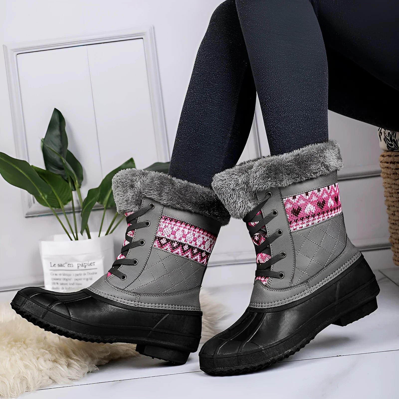 Women's winter high-top hiking shoes with velvet lining, non-slip rubber sole, in black colour block style