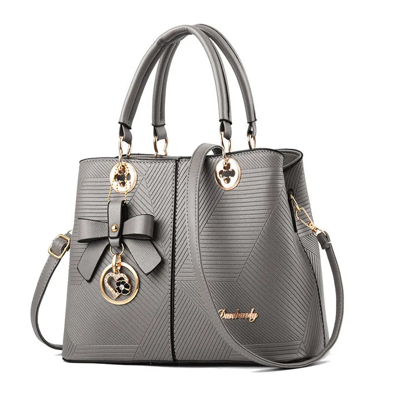 Retro fashion handbag in PU with zip opening and a one-shoulder strap.