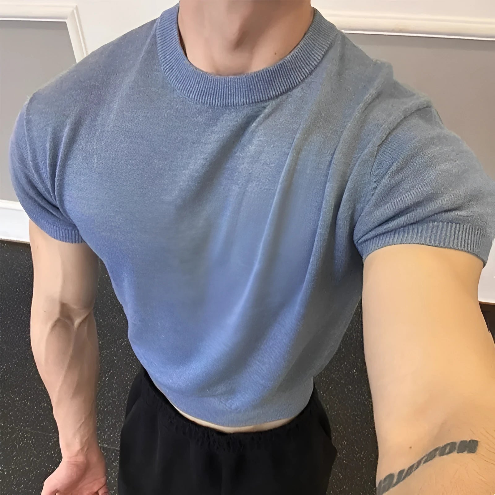 Men's knitted slim fit T-shirt with muscle-showing thread design and cuff-closing short sleeves