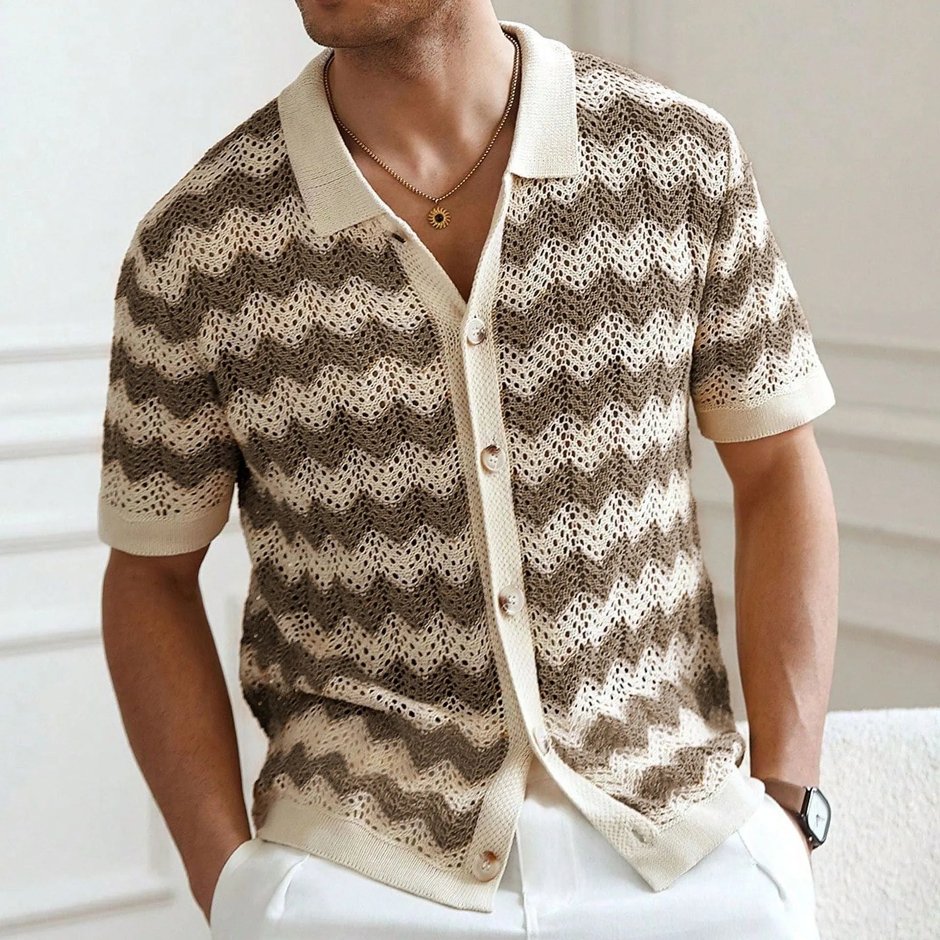 Short sleeve corrugated sweater with jacquard pattern in blue, brown, or yellow colours