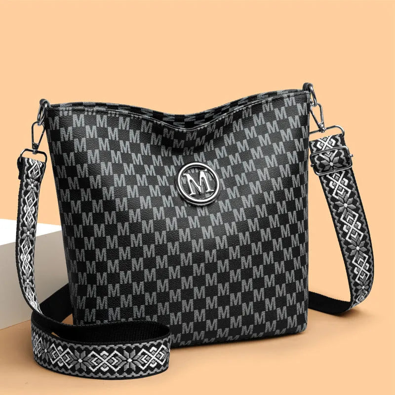 Retro dumpling shape PU leather shoulder bag in black with interior zipper compartment