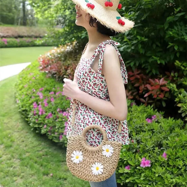 Women's light brown woven straw crossbody bag with daisy accents measuring 25x20x8cm
