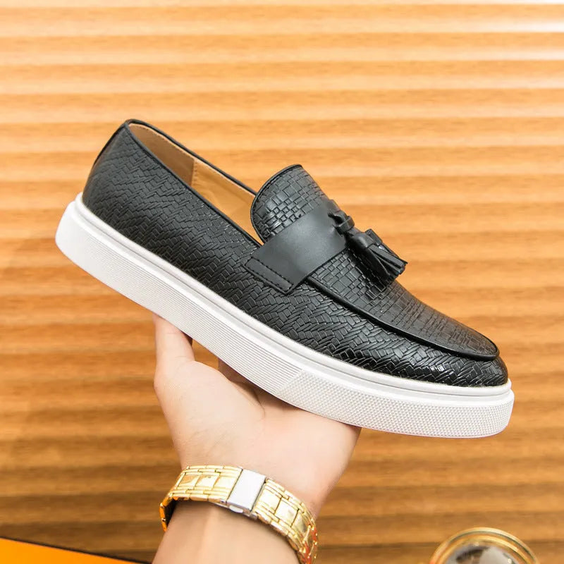 Men's black fringed leather casual shoes with round toe and low heel design