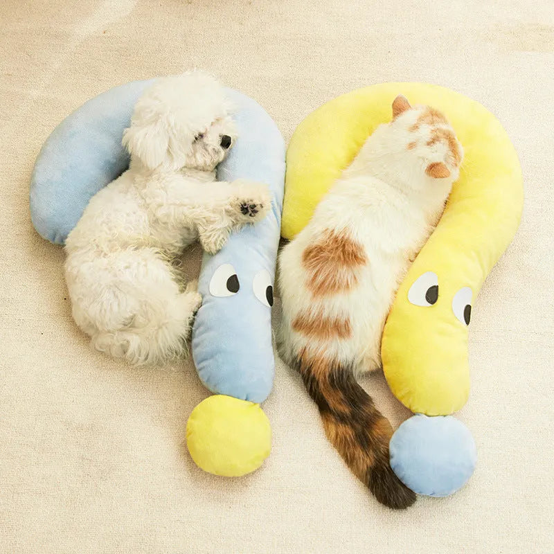 Blue or yellow pet pillow measuring 62x39cm for cats and dogs