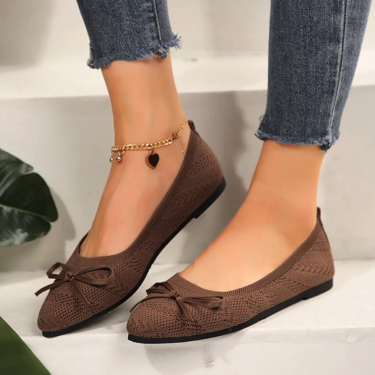Women's knitted pointed-toe loafers with bow decoration in blue colour, flat heel design