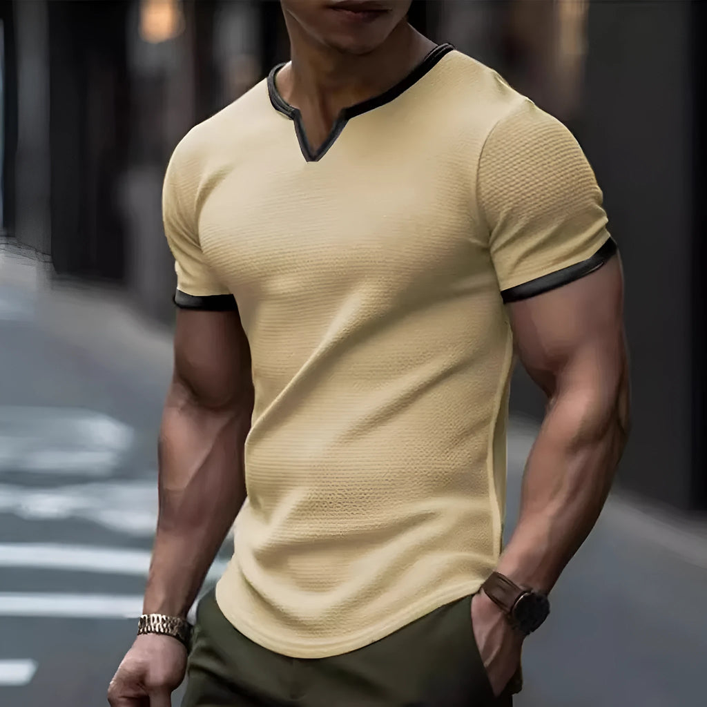 Men's colour-block V-neck short sleeve sports T-shirt in waffle knit polyester fabric.