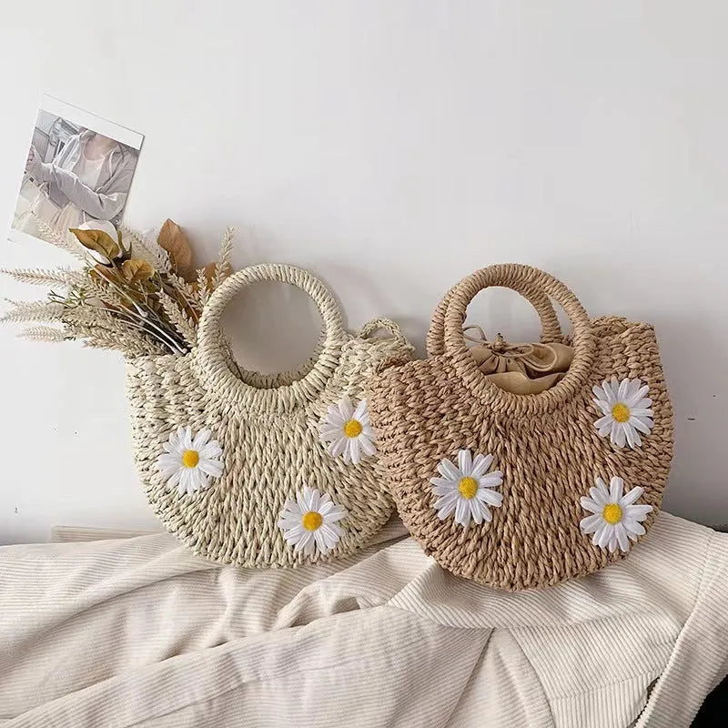 Women's light brown woven straw crossbody bag with daisy accents measuring 25x20x8cm