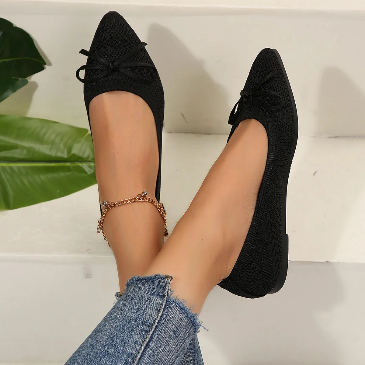 Women's knitted pointed-toe loafers with bow decoration in blue colour, flat heel design