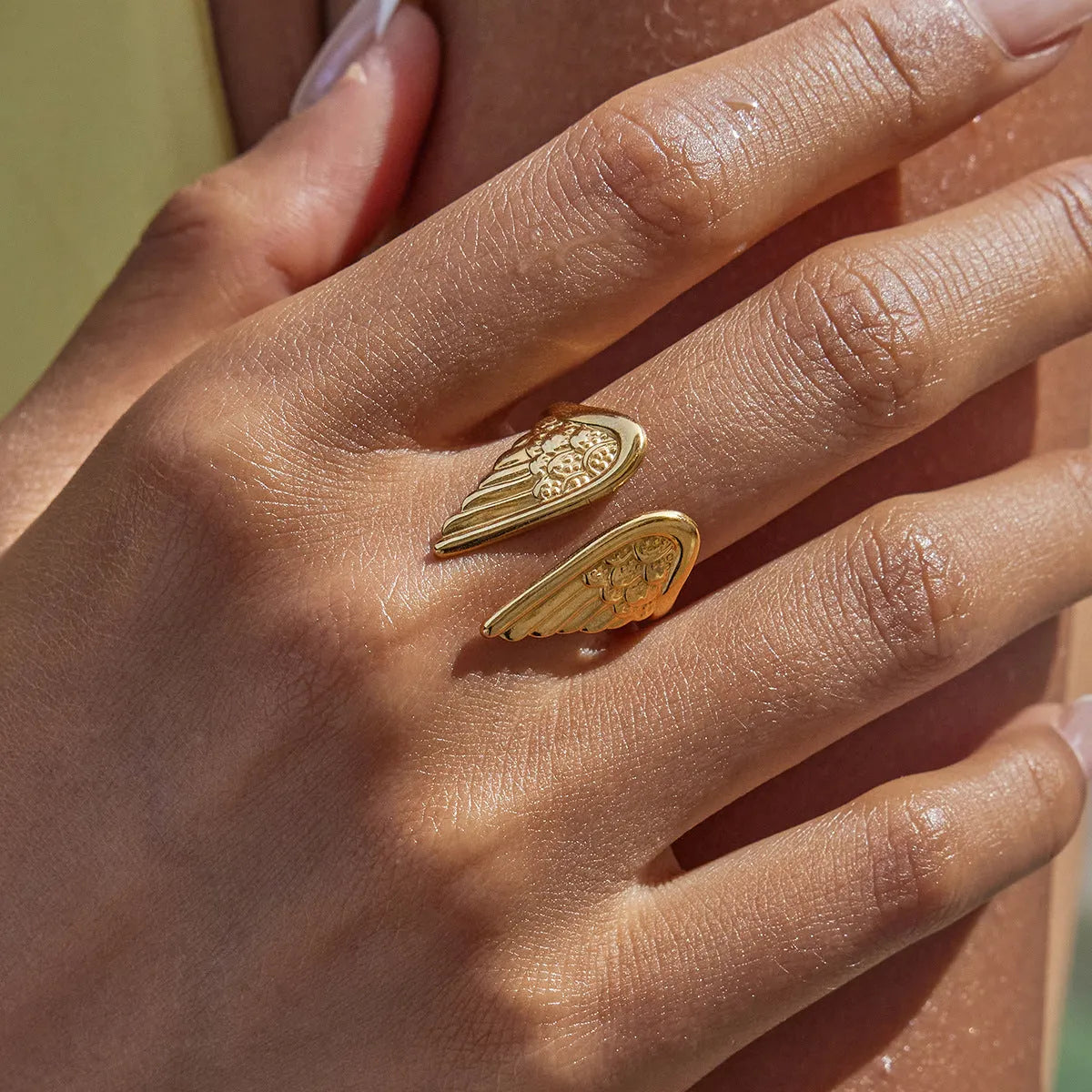 Stainless steel wings ring with adjustable opening and electroplated colour finish
