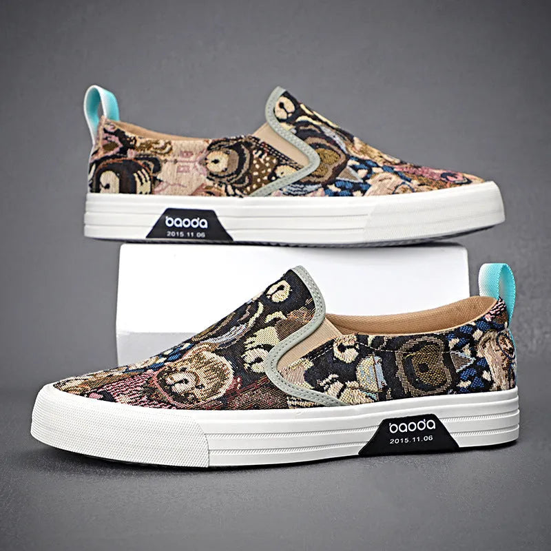 Casual canvas sneakers with vulcanised rubber soles and mesh lining in low-top design