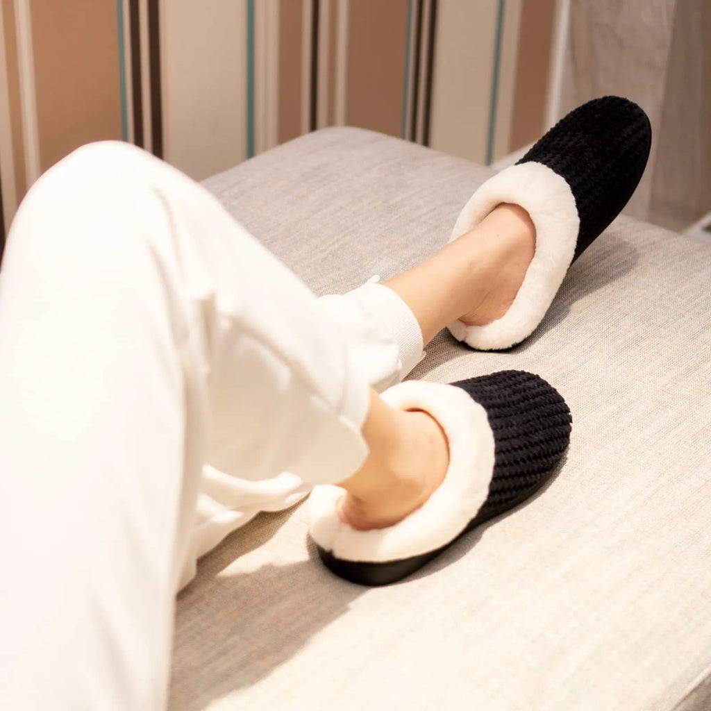Fluffy plush unisex casual slippers in solid colour with plush upper for indoor wear