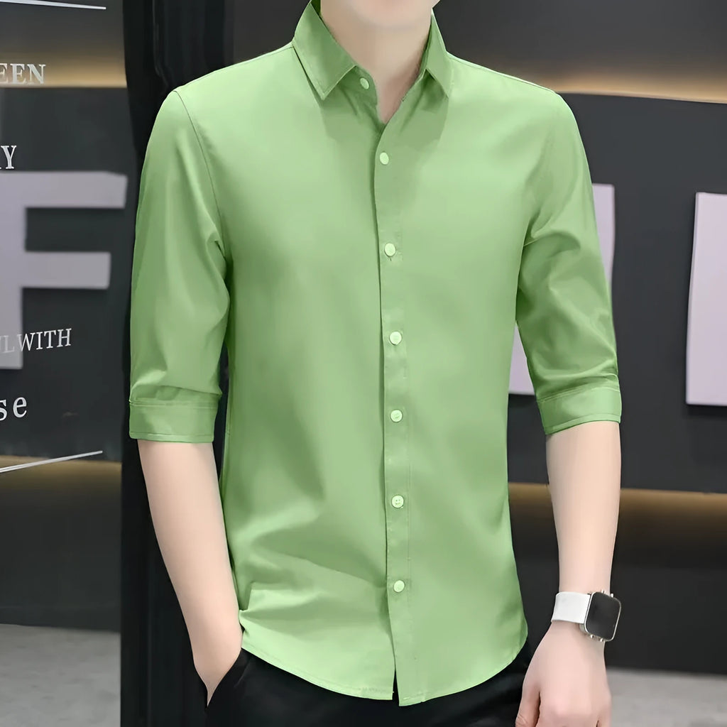 Man wearing a light blue loose slim-fit half-sleeve shirt made from a silk linen blend.