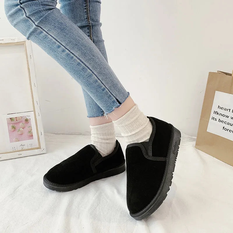 Fleece-lined flat snow boots with round toe design and rubber soles in multiple colour options