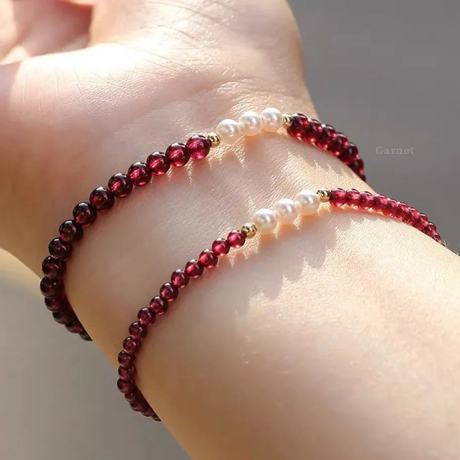Adjustable women's bracelet with Chinese garnet beads and artificial pearls on silver-tone clasp