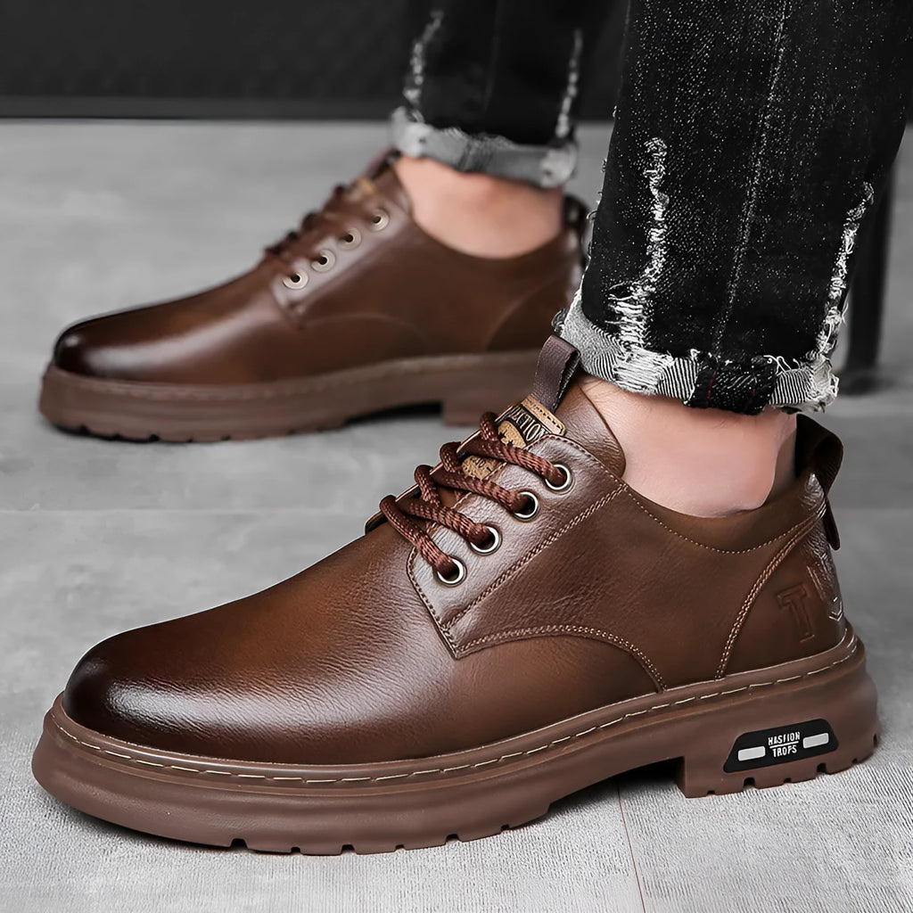 Retro style men's casual outdoor shoes in black with artificial PU upper and round toe design
