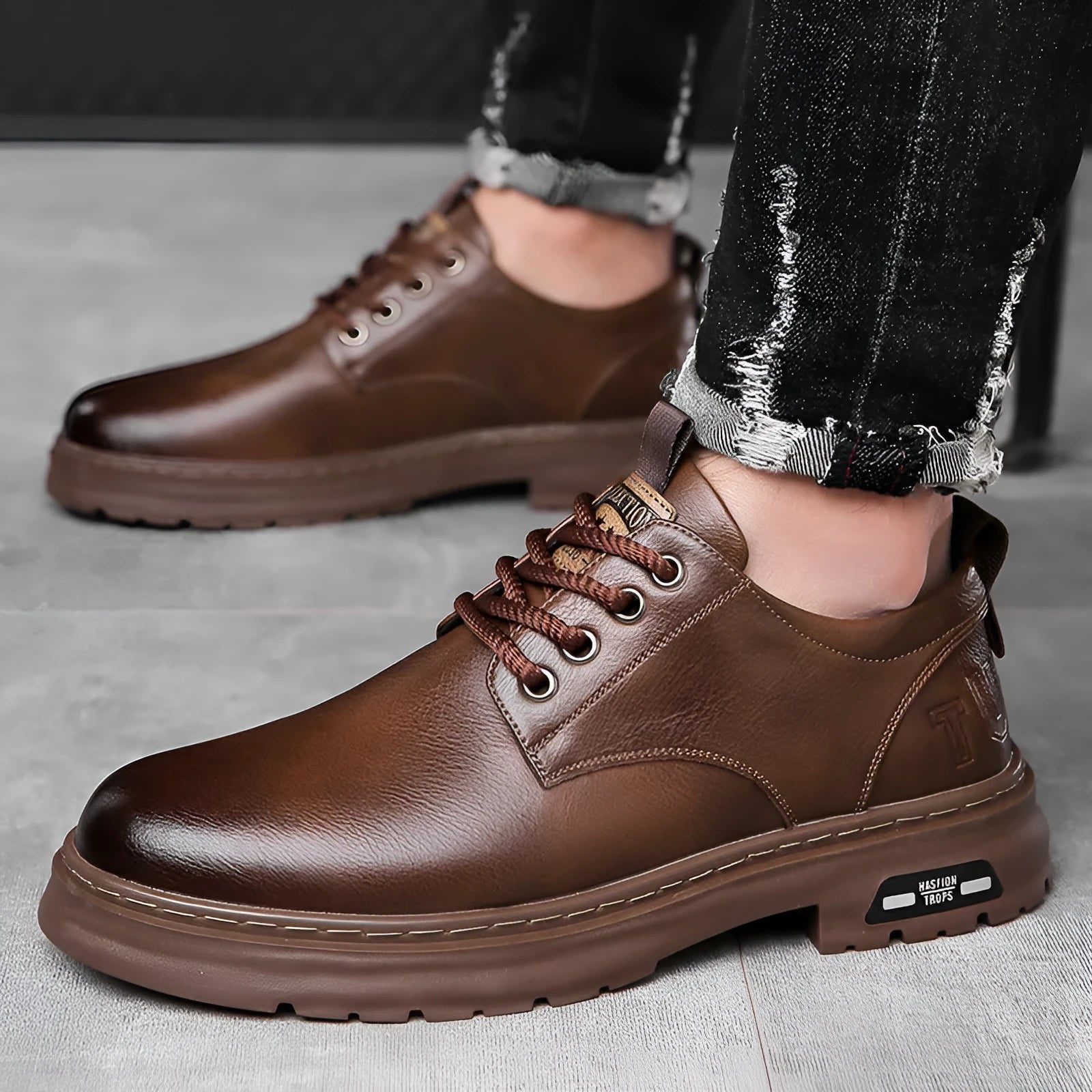 Retro style men's casual outdoor shoes in black with artificial PU upper and round toe design