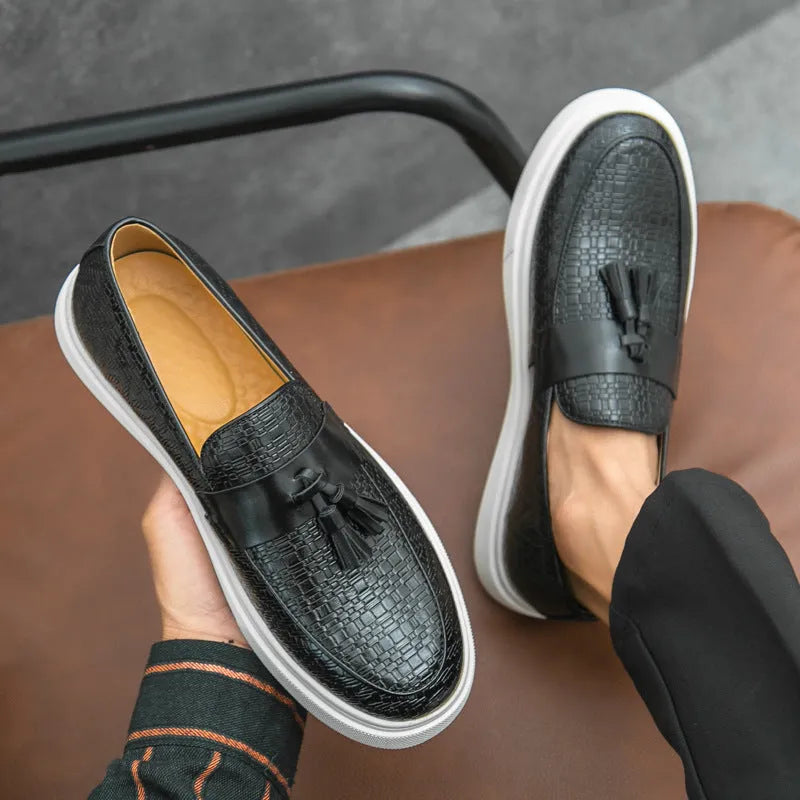 Men's black fringed leather casual shoes with round toe and low heel design