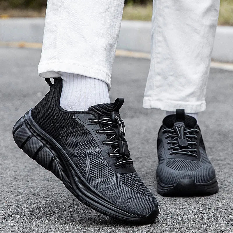 Knitted casual unisex sports shoes in solid colour with Flyknit upper, low heel, lace-up closure