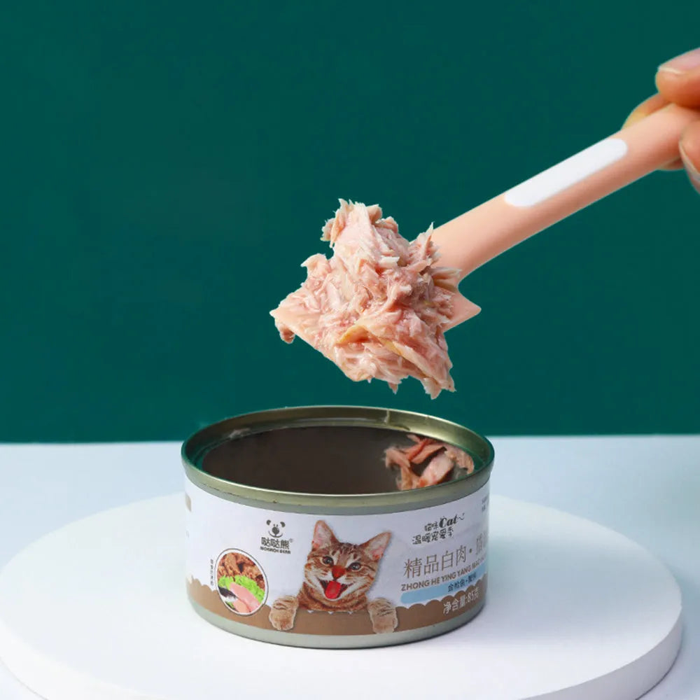 Long-handle pet food spoon in green colour with right-angle scraping edge for canned wet food