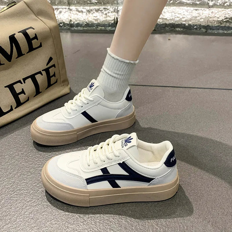 Low top casual shoes with artificial PU upper and injection moulded rubber sole in blue or brown