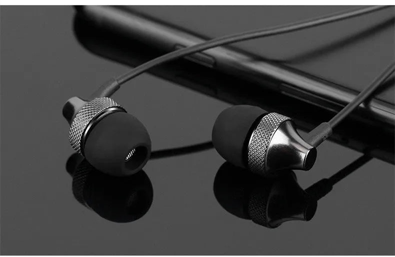 Auricular Metal Fever Heavy Bass Copper In-Ear Headphones in gold, silver, black, and red/black colours with braided cable.