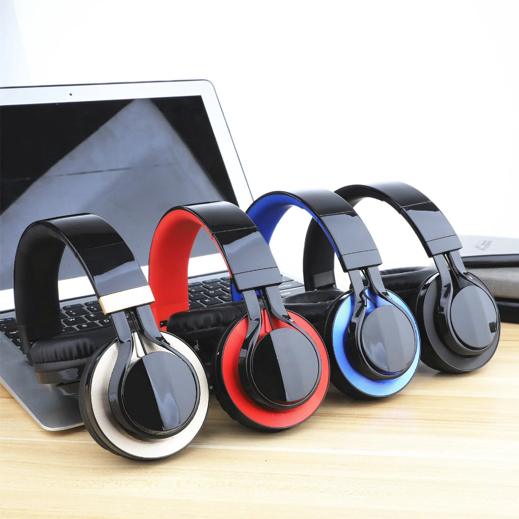 Black wired headphones with microphone and 40mm drivers for mobile phone karaoke use