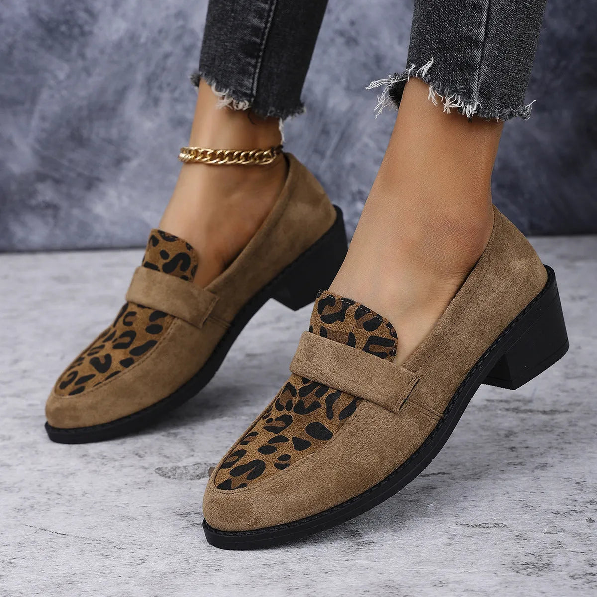 Women's leopard print suede slip-on pumps with chunky heel in brown colour