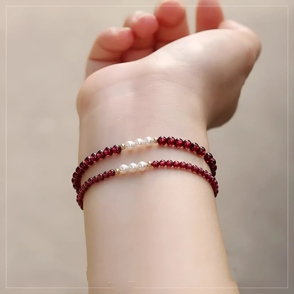 Adjustable women's bracelet with Chinese garnet beads and artificial pearls on silver-tone clasp