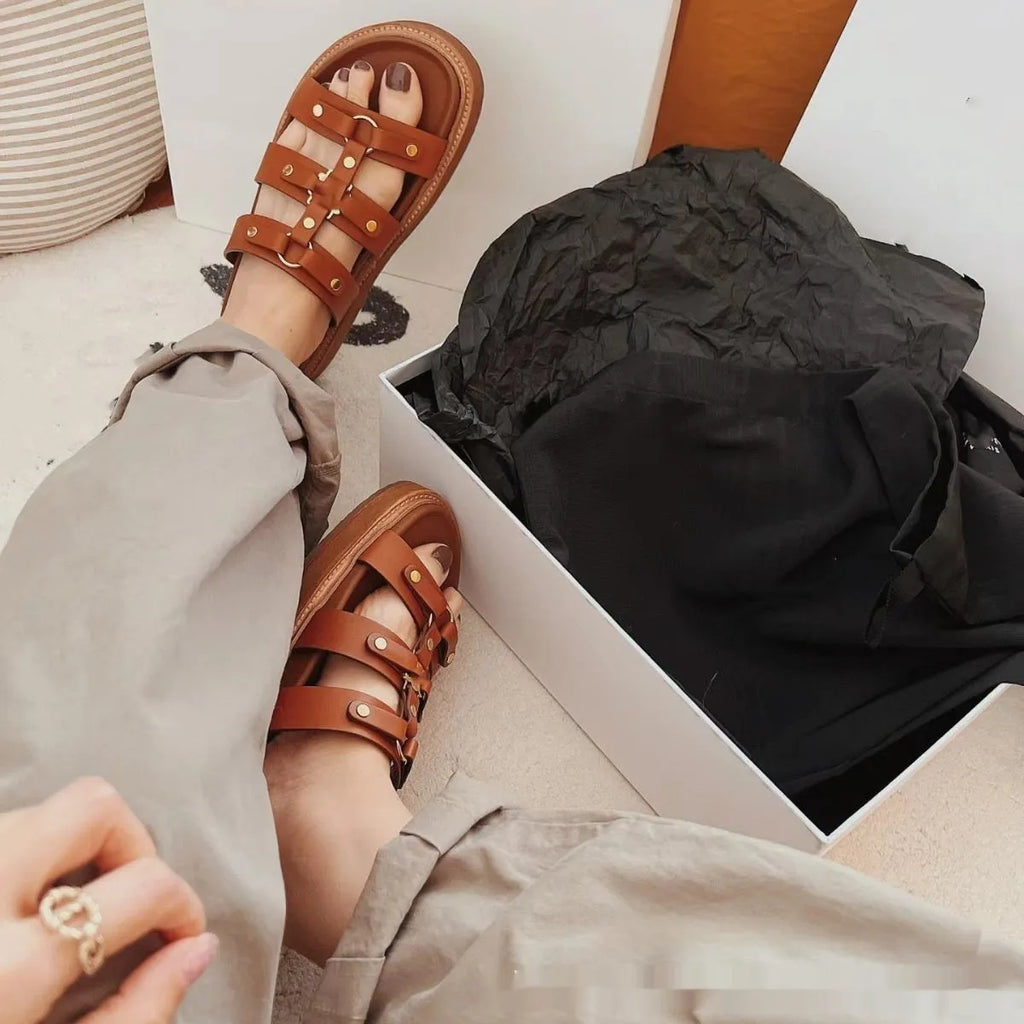 Women's retro Roman-style sandal slippers in genuine sheepskin leather with patent leather finish