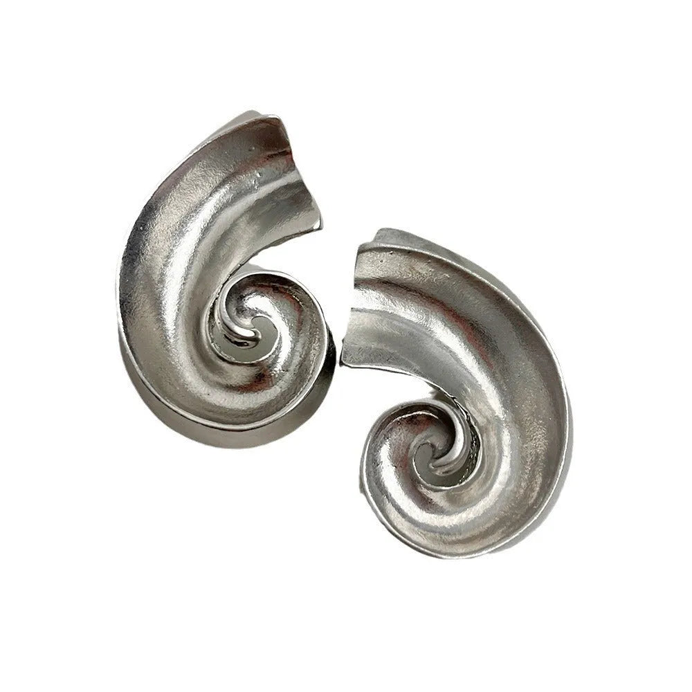 A pair of gold geometric retro-design ear studs for women, measuring 5cm.