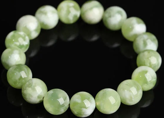 Green milk-in-water Xiuyan jade bracelet with geometric beads in single circle design