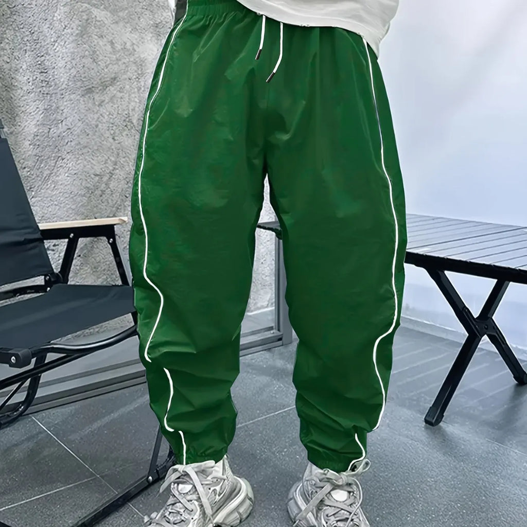 Men's loose fit cropped sports trousers in bamboo fibre, shown in army green.