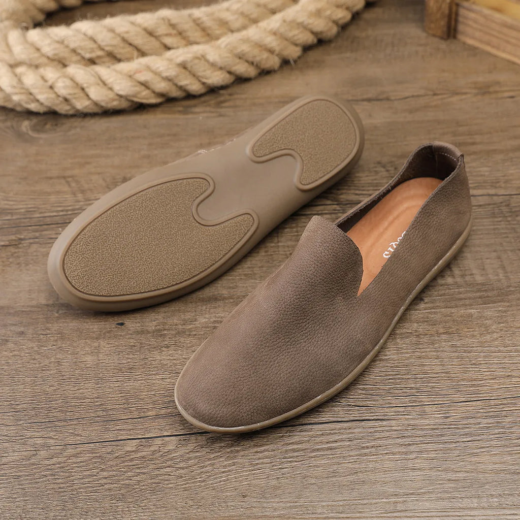 Handmade men's low-top leather shoes in grey with a rubber wedge sole and breathable cowhide lining