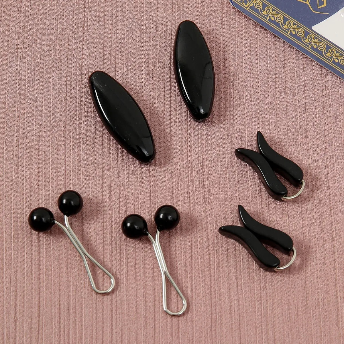 Plastic safety pin set with pearl scarf clip in oval meander pattern, 3.5×1.7cm, resin drip finish, available in 5 colours