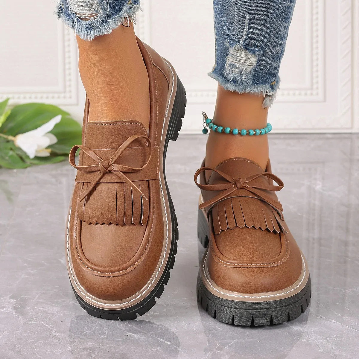 Women's plus size loafers with tassel and bowknot decoration, chunky heel, round toe in black and brown colours