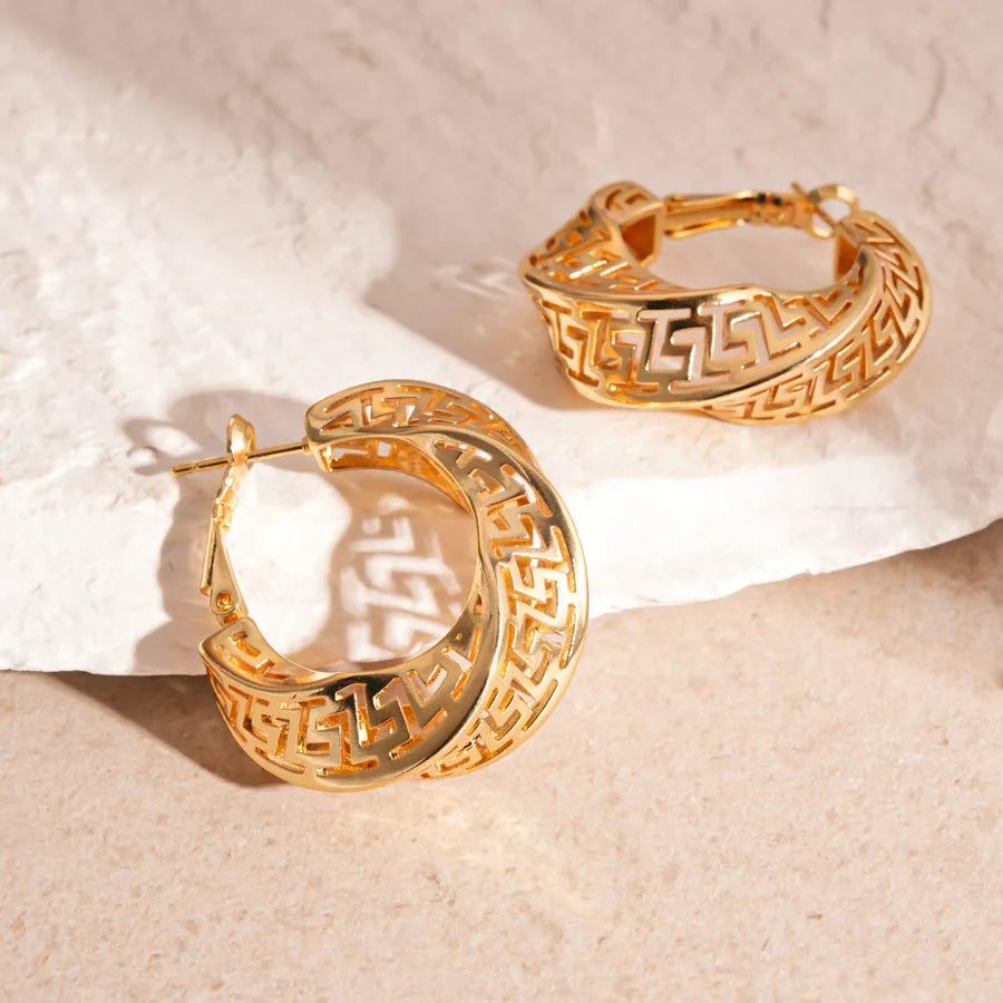 Twisted round geometric women's hollow stud earrings in gold or silver colour