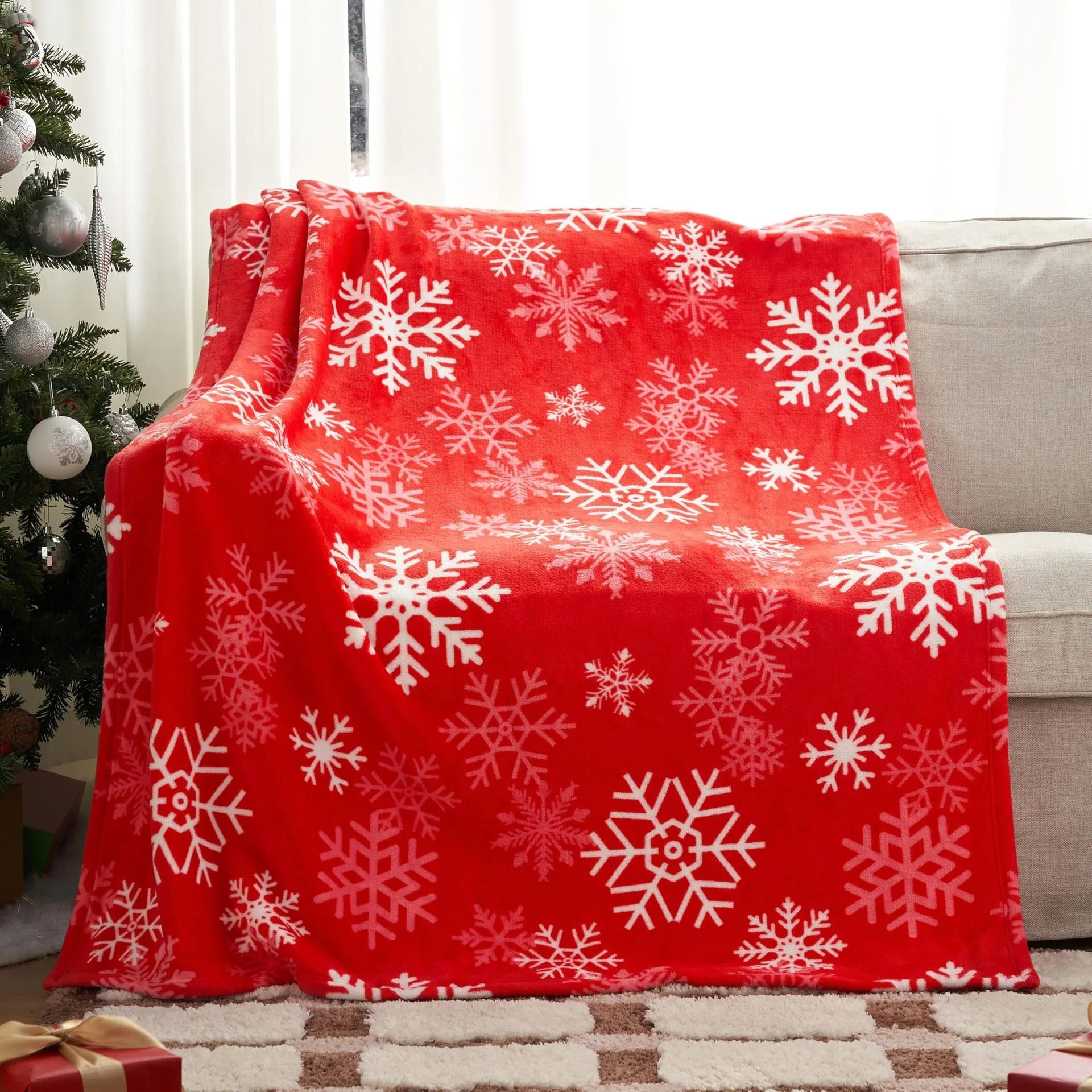 Soft flannel plush Christmas blanket in American style with multiple size options