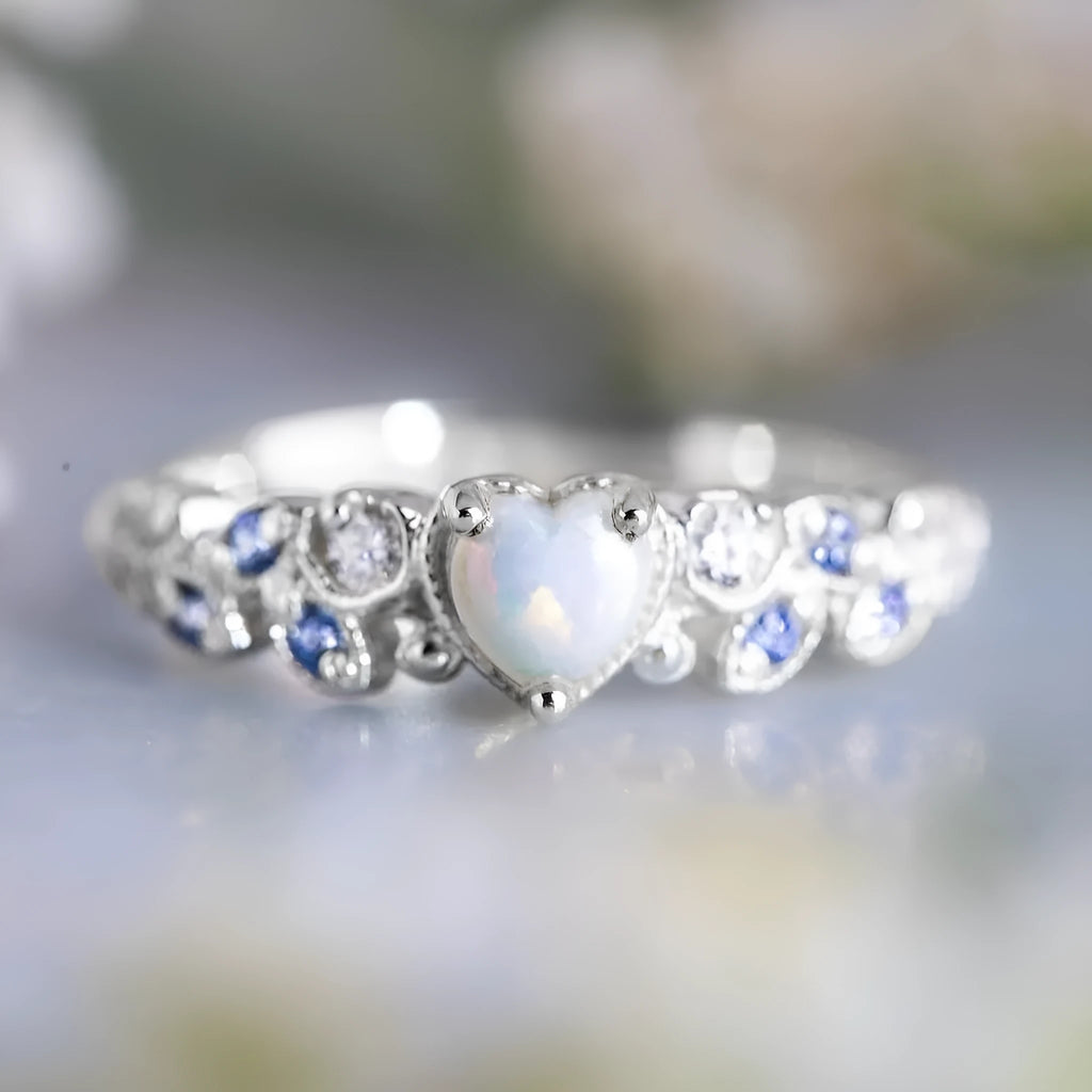 White alloy women's ring with a peach-coloured heart-shaped centrepiece.