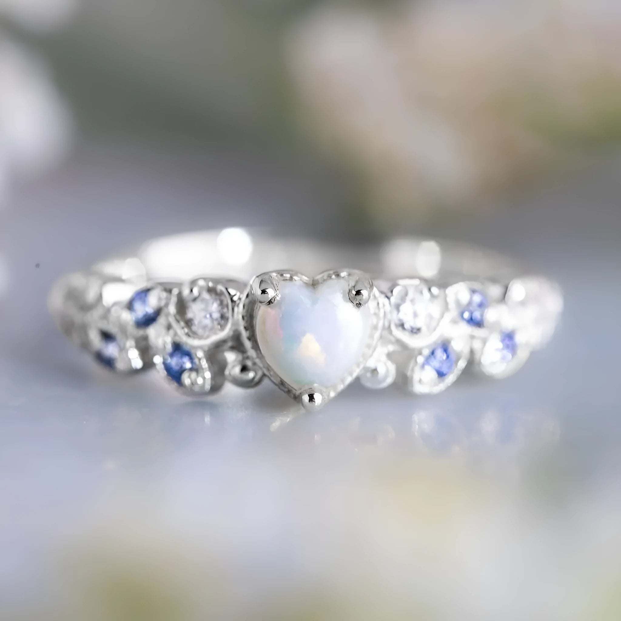 White alloy women's ring with a peach-coloured heart-shaped centrepiece.