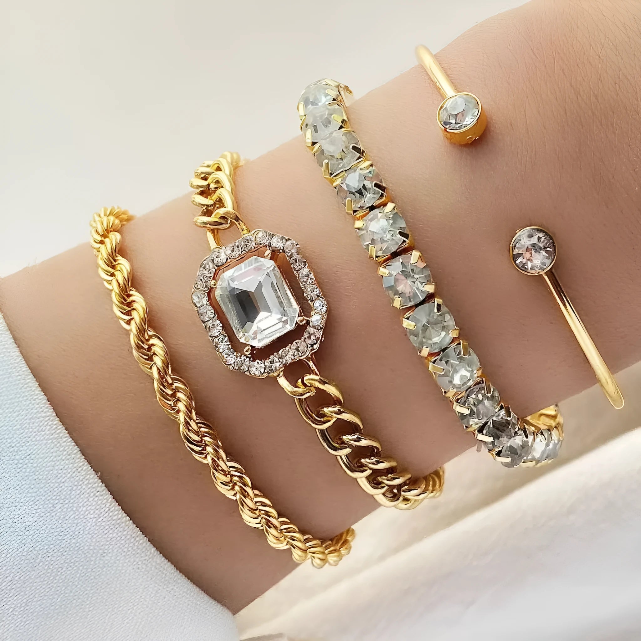 Women's geometric retro jewellery four-piece set with square diamond motifs in gold or silver alloy
