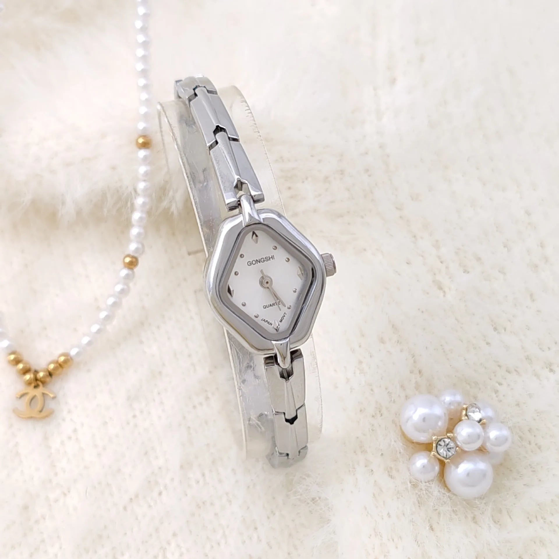 Women's gold or silver bracelet watch with 18mm dial, mineral glass surface, and 19cm chain strap
