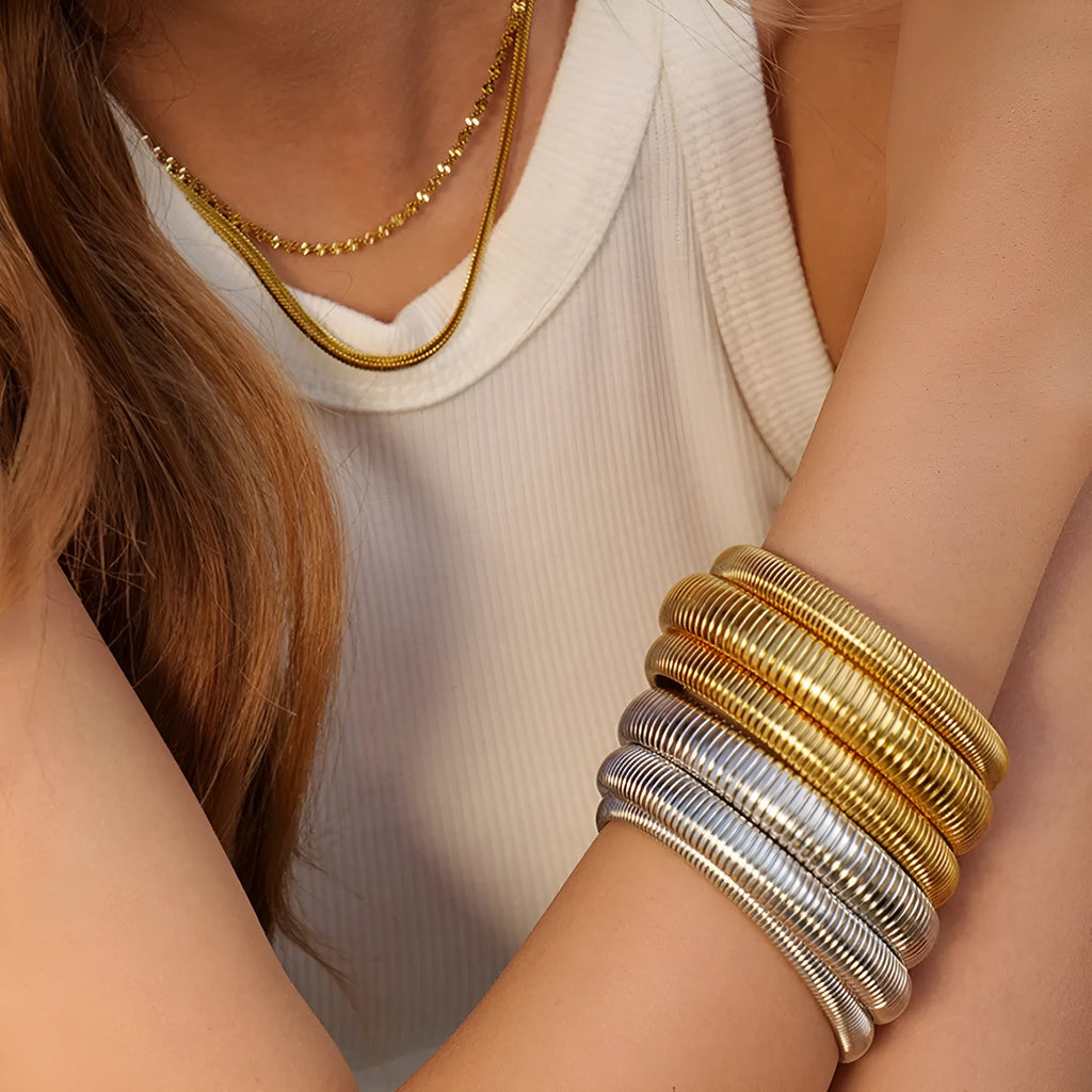 Women's titanium steel elastic bracelet with vertical stripes in gold or silver colour on wrist