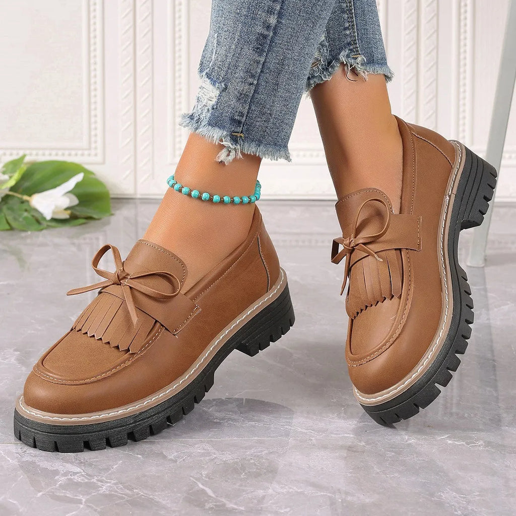 Women's plus size loafers with tassel and bowknot decoration, chunky heel, round toe in black and brown colours