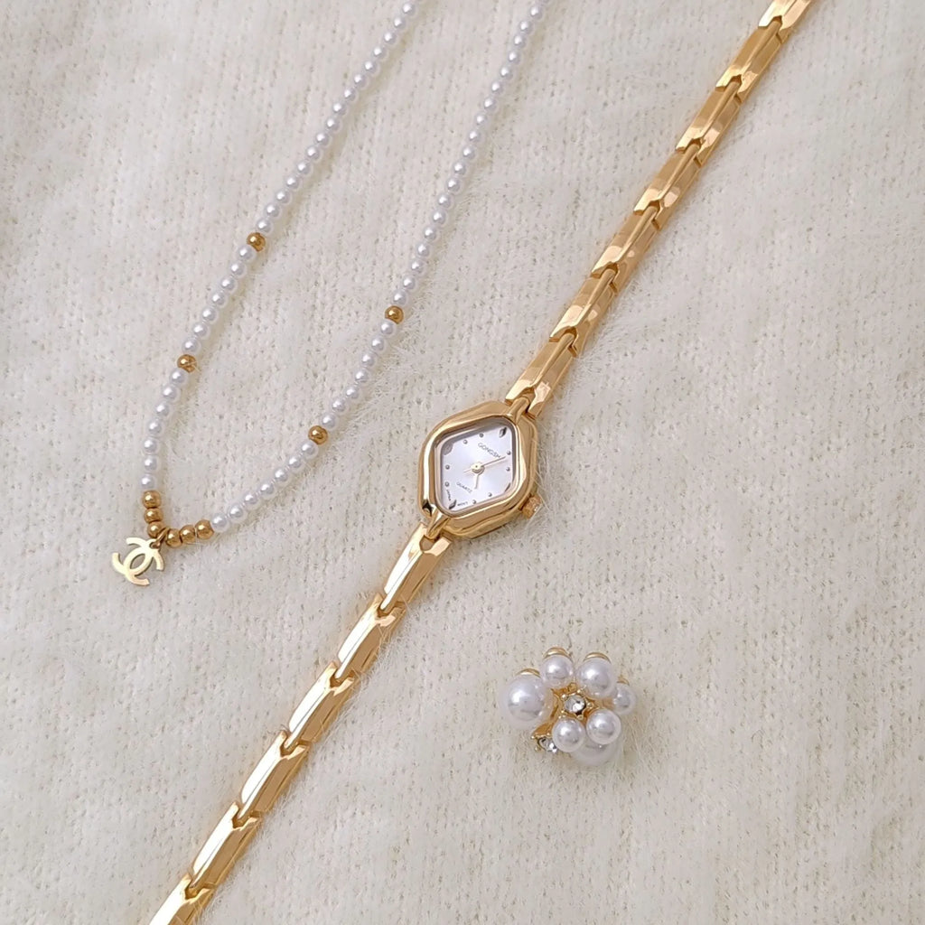 Women's gold or silver bracelet watch with 18mm dial, mineral glass surface, and 19cm chain strap