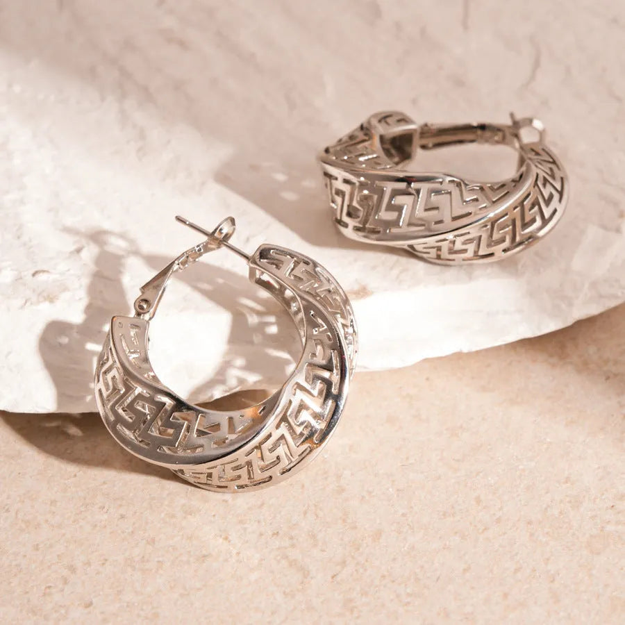 Twisted round geometric women's hollow stud earrings in gold or silver colour