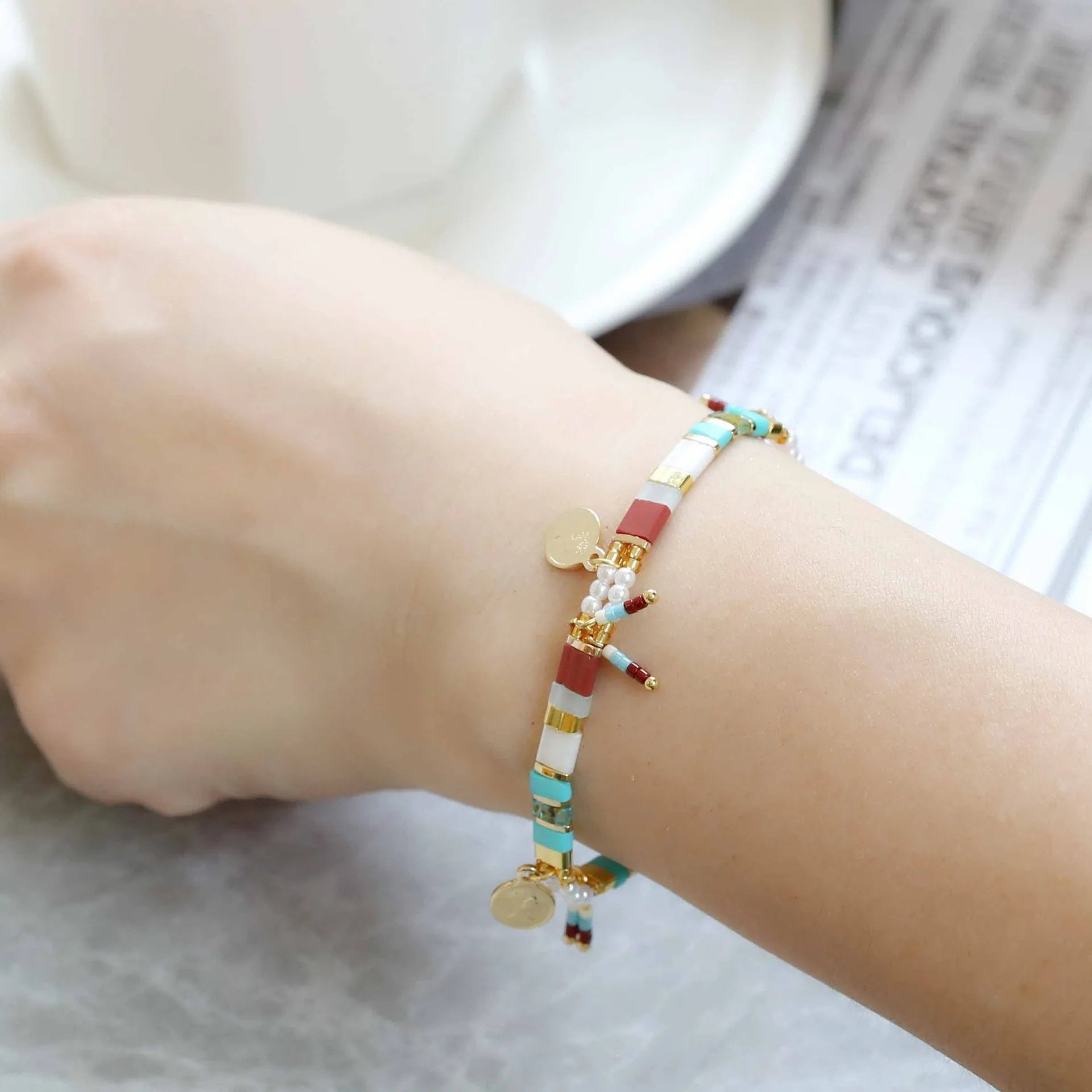 Women's handcrafted bracelet with glass-coloured imitation pearl beads in European and American design