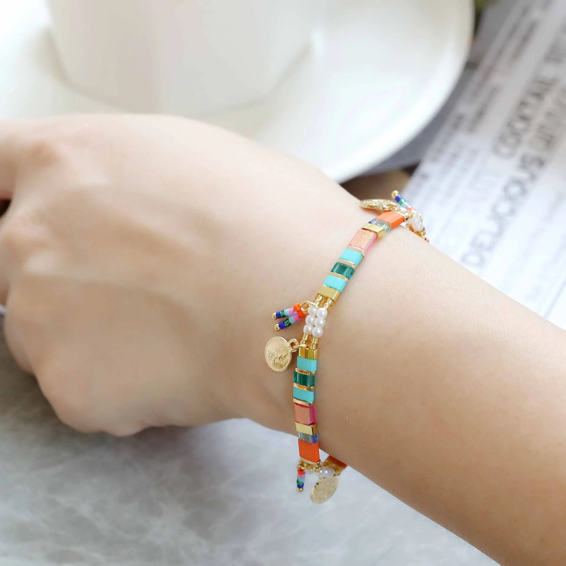 Women's handcrafted bracelet with glass-coloured imitation pearl beads in European and American design