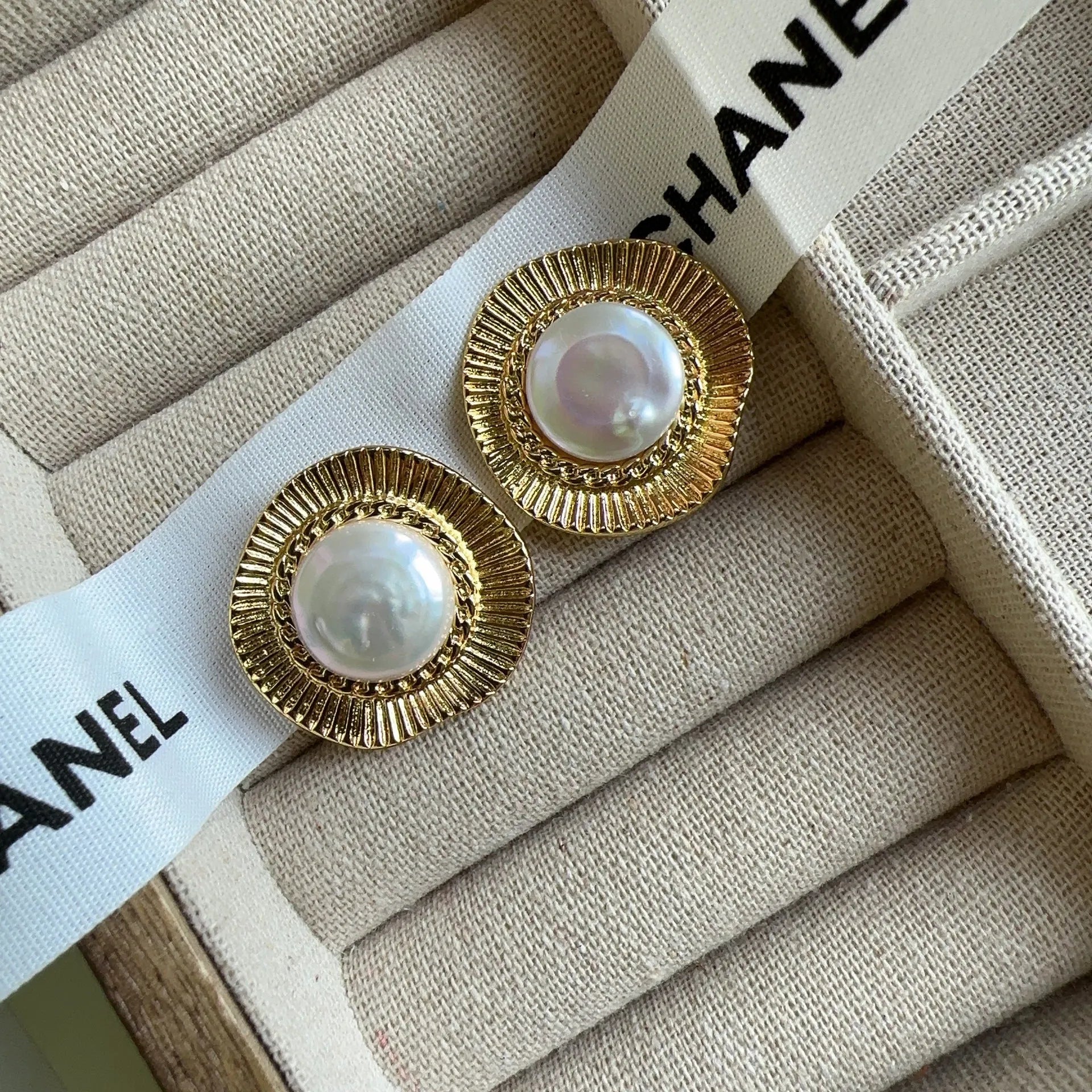 Gold round retro earrings for women with metal construction and circular design