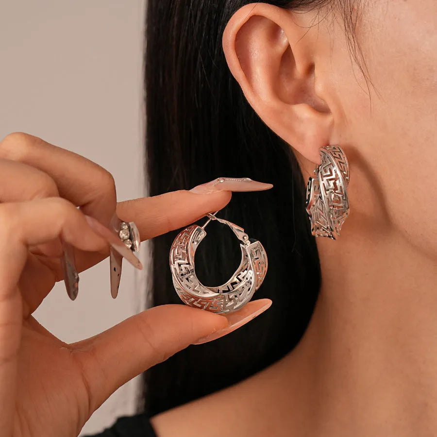 Twisted round geometric women's hollow stud earrings in gold or silver colour