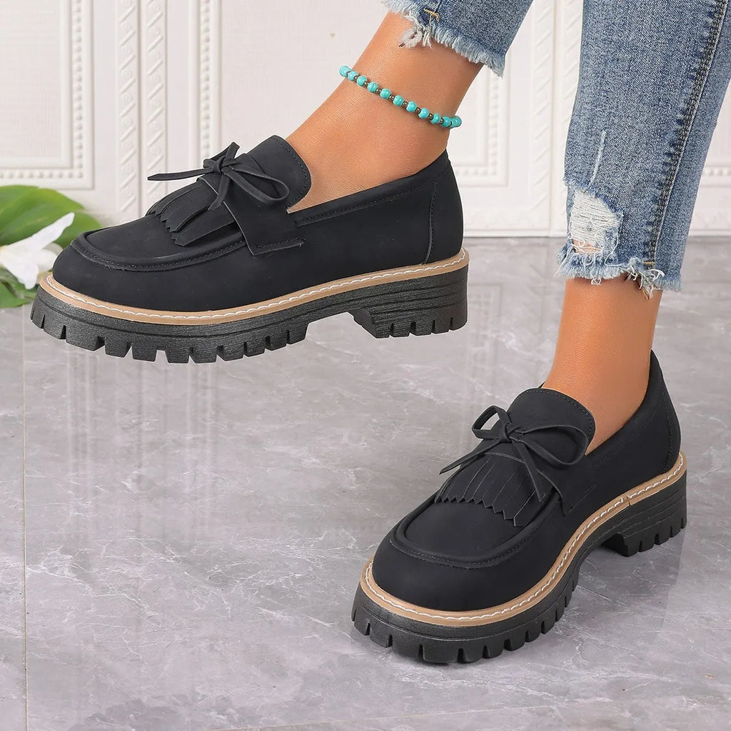 Women's plus size loafers with tassel and bowknot decoration, chunky heel, round toe in black and brown colours